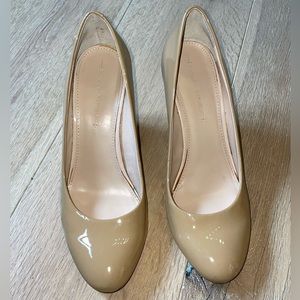 Banana Republic patent leather khaki wedge heels 👡